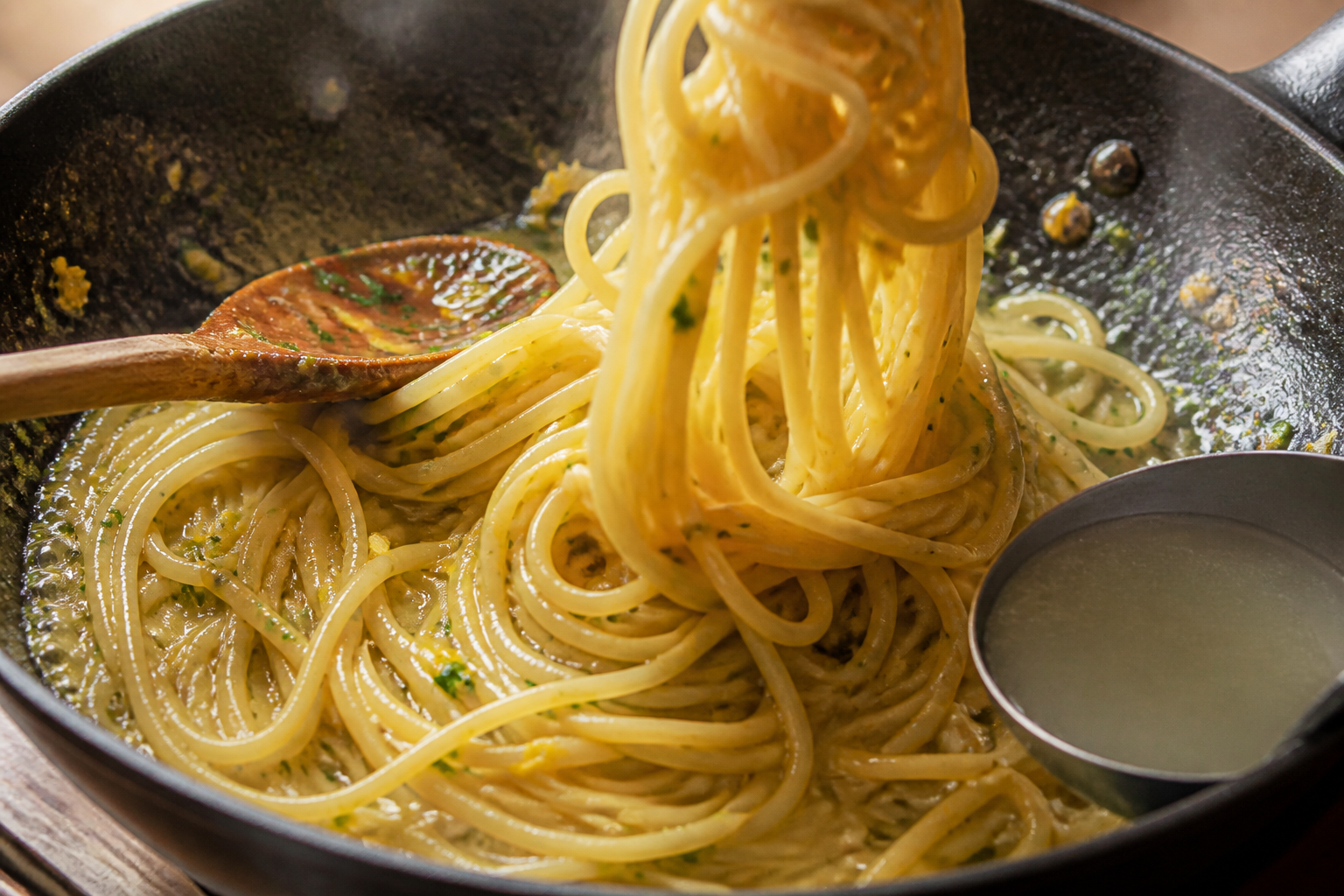 Spaghetti werden mit stärkehaltigem Nudelwasser in einer glänzenden Sauce fertiggestellt – Bildmotiv mithilfe von KI erstellt