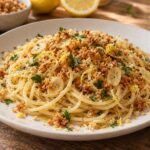 Spaghetti mit goldbraunen Brotbröseln, Knoblauchscheiben, Zitronenschale und Petersilie