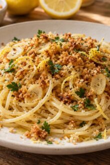 Spaghetti mit goldbraunen Brotbröseln, Knoblauchscheiben, Zitronenschale und Petersilie